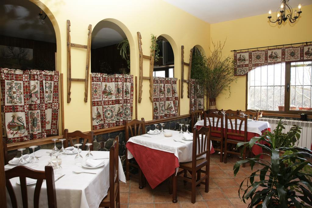 Hostal Restaurante Alto Rey Arroyo de las Fraguas エクステリア 写真